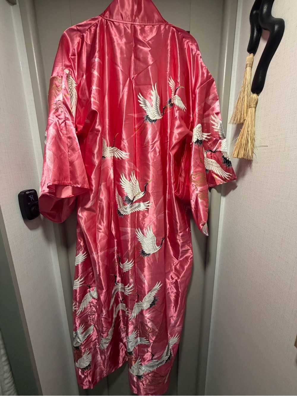 Women’s pink Satin Crane-Print kimono / Robe